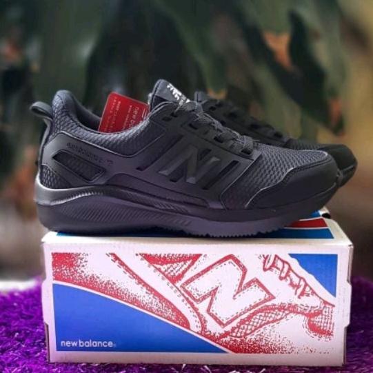 sepatu sekolah anak hitam polos new balance