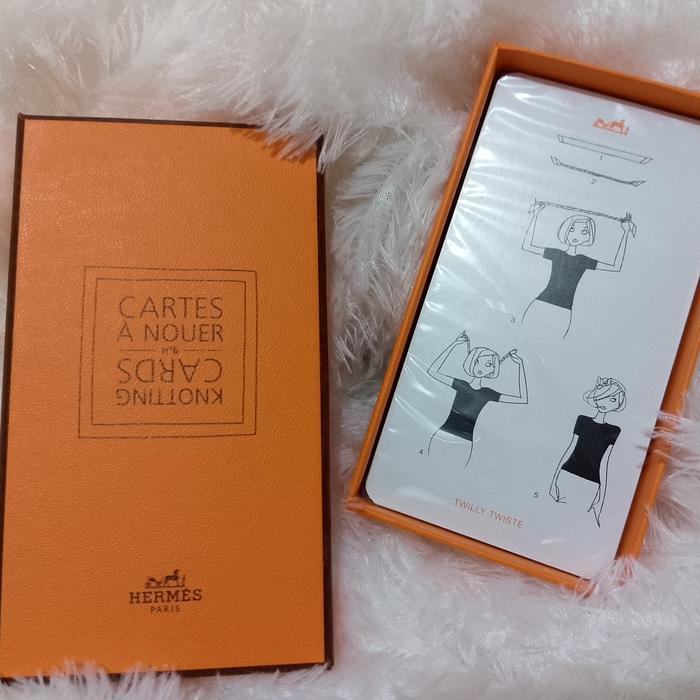 BNIB Hermes twilly/ scarf knotting   Deskripsi Ukuran kartu  11cm x 6cm