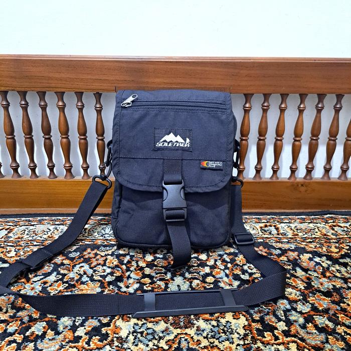 tas sling bag soletrek warna hitam