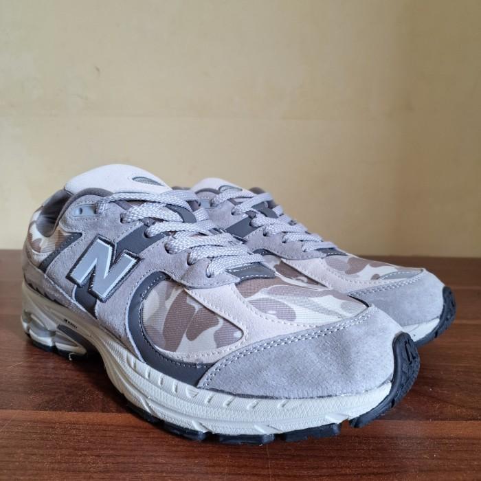 sepatu nb balance 2002R x bape