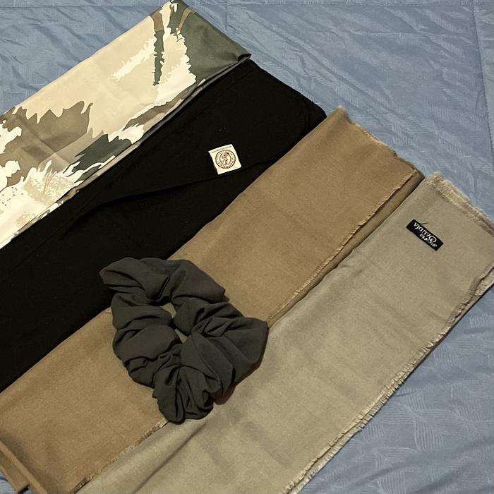 Bundling 4 Hijab (Umama dan Saudia) + 1 Scrunchie (Preloved)