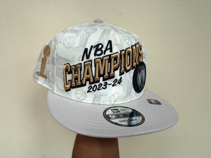Topi New Era 9Fifty Boston Celtics 2024 NBA Champions Chrome White Cap 100% Original Resmi
