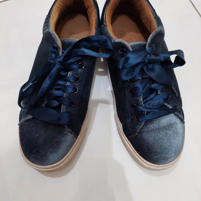 Preloved sepatu sneakers wanita BELLAGIO original biru beludru bertali pita size 36 (like new)
