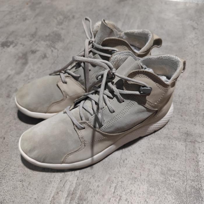 sepatu boots pria timberland abu bekas
