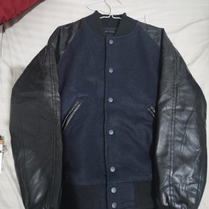 Varsity uniqlo lengan kulit