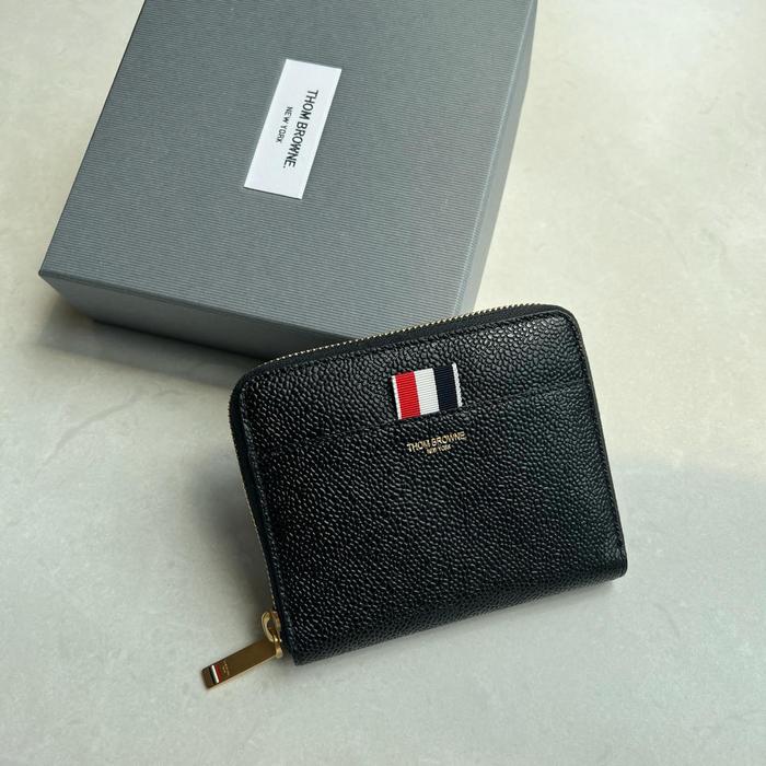 THOM BROWNE SHORT ZIP WALLET WITH RWB TAB IN BLACK PEBBLE GRAIN LEATHER