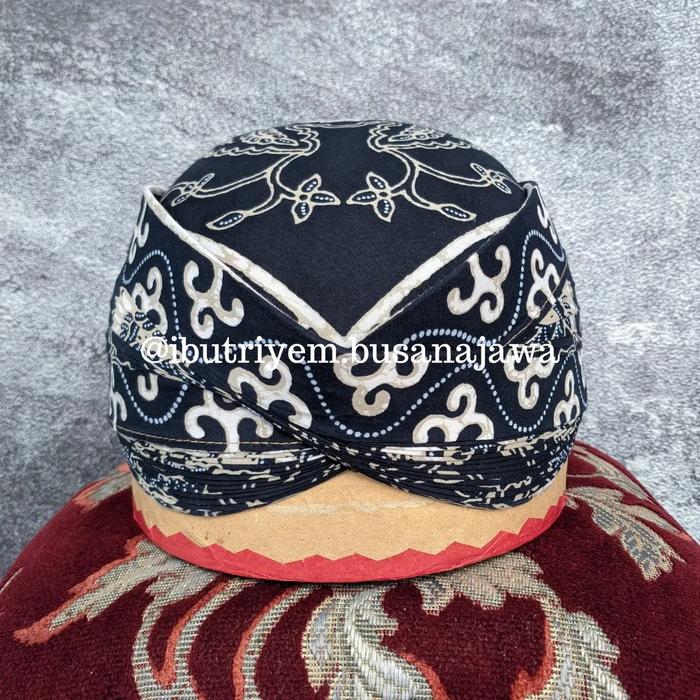 Blangkon Solo Perbawan Alusan Batik Kombinasi Latar Hitam Wahyu Tumurun