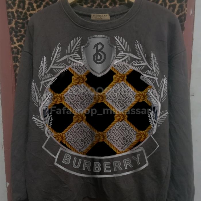 crewneck burberry big logo black and white