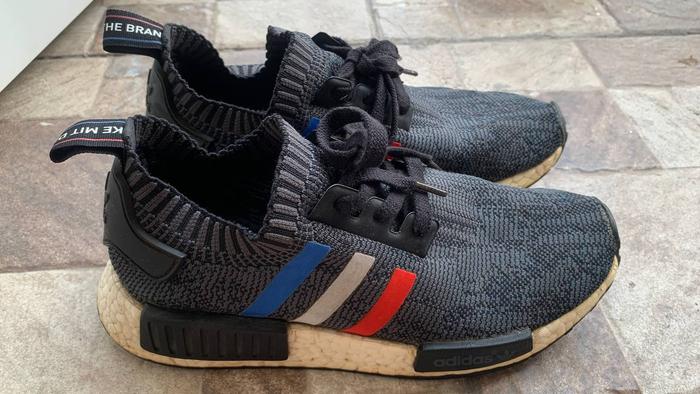 DIJUAL ADIDAS MAN NMD R1 LIMITED EDITION TRI COLOR SIZE 40 BEKAS PEMAKAIAN PRIBADI.