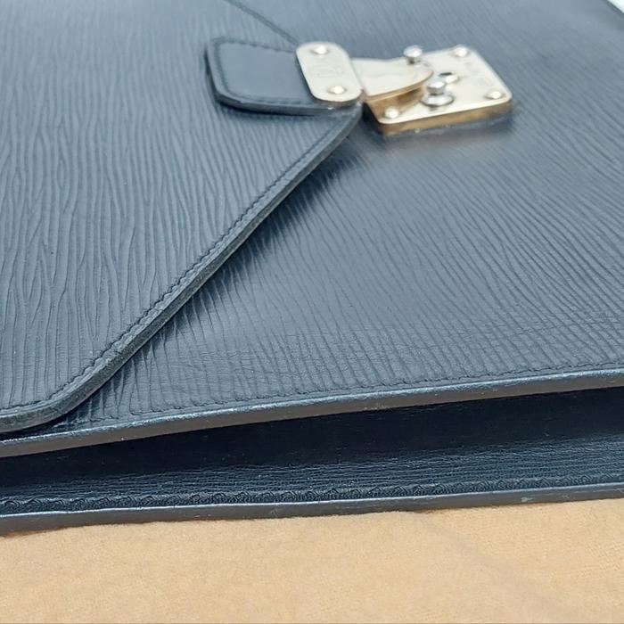 Preloved Classic branded clutch