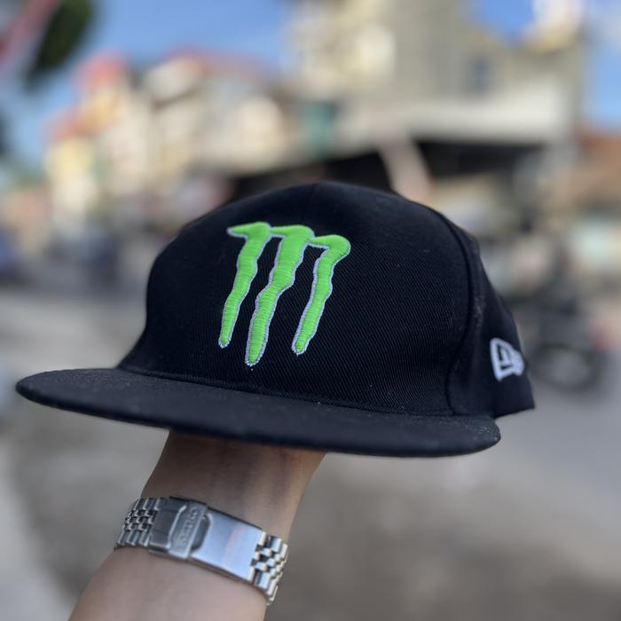 Topi hitam Monster Energi