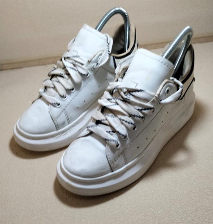 Second Sneaker Wanita  Alexander McQueen Putih Lis Hitam Size 35