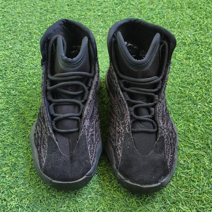 Sepatu Adidas Yeezy Quantum Onyx