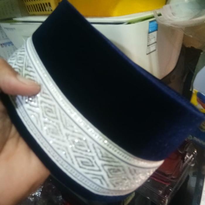 peci songkok kopiyah aceh Bludru biru dongker motif silver ukuran 5. S/D. 12