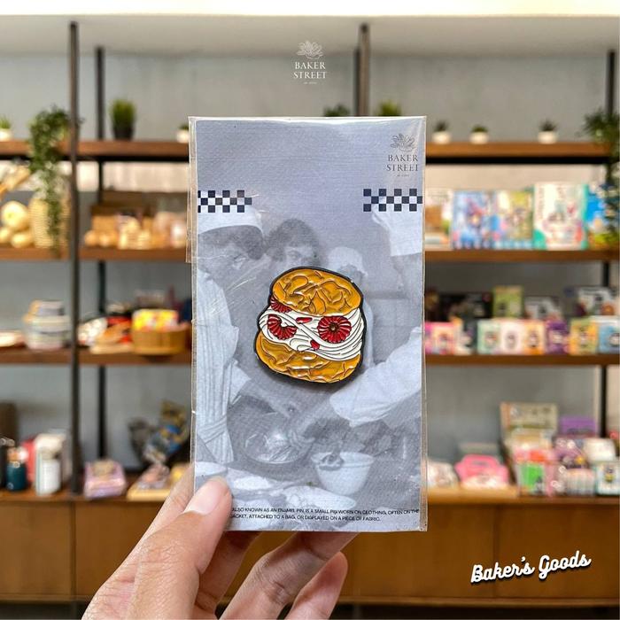ENAMEL PIN - choux pastry