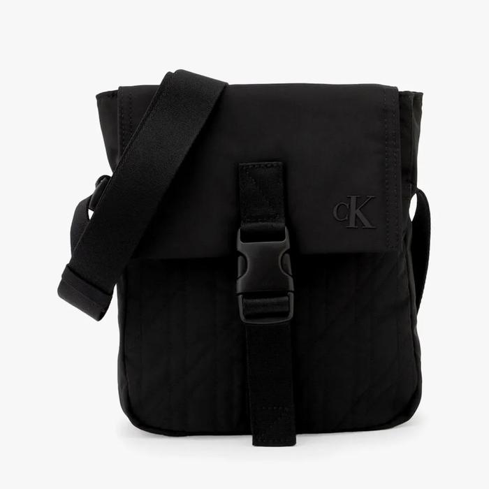 CALVIN KLEIN JEANS ACCESORIES ORIGINAL QUILTED NYLON REPORTER SLING BAG PRIA