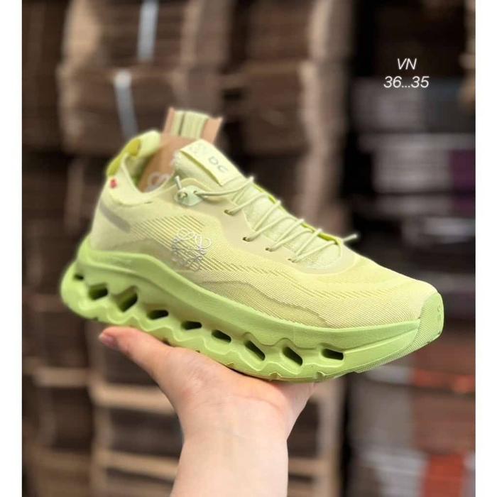 SEPATU RUNNING WANITA ON CLOUD ORIGINAL