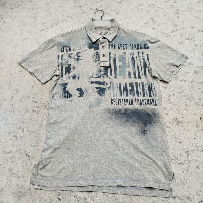 Kaos kerah THE BEST JEANS NEARBY