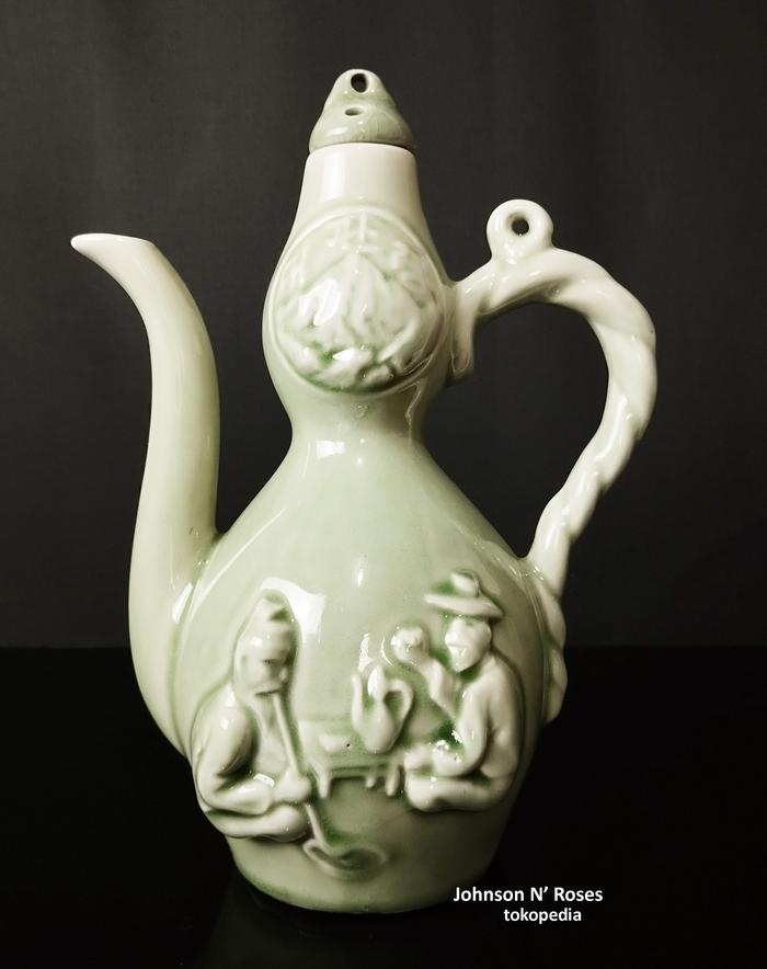 Vintage Teko Cina Celadon, Motif Timbul Petani Minum Arak (AC.01)