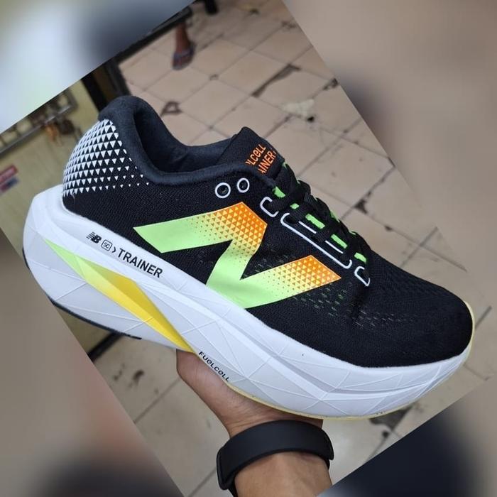 SEPATU NB FUEL CELL TRAINER V3 - BLACK WHITE/VOLT ORANGE