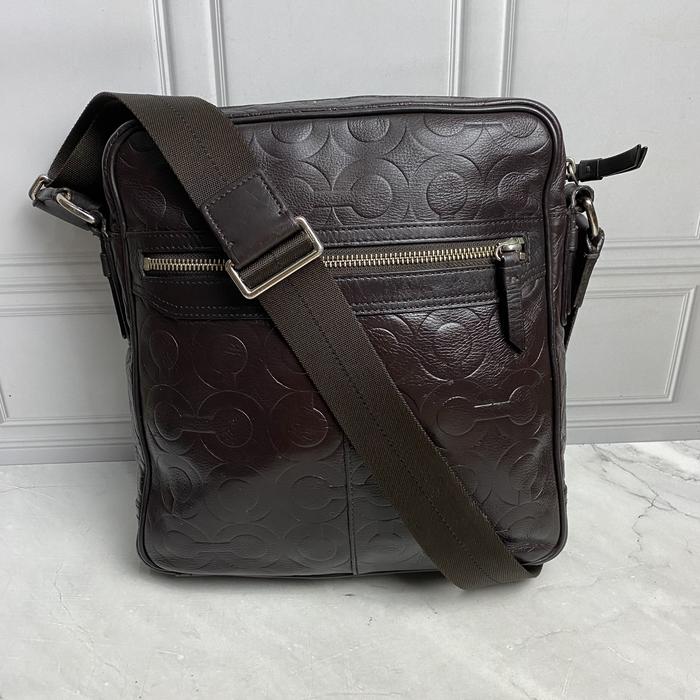 Coach signature men’s slingbag preloved