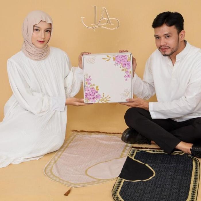 Sajadah Syaheera Love Couple Al Mahabbah (HITAM & CREAM) Kado sajadah /souvenirpernikahan/ mahar dan