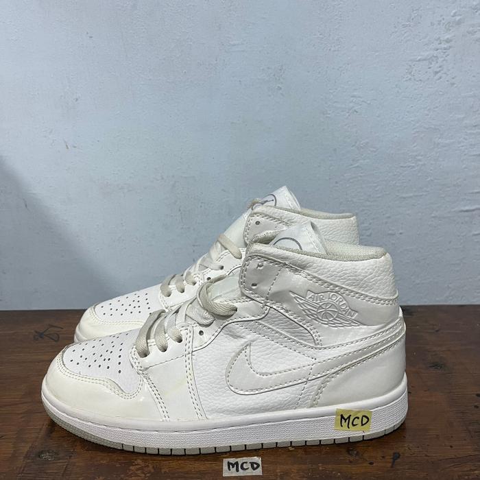 sepatu second branded nike aj1 mid triple white size 40