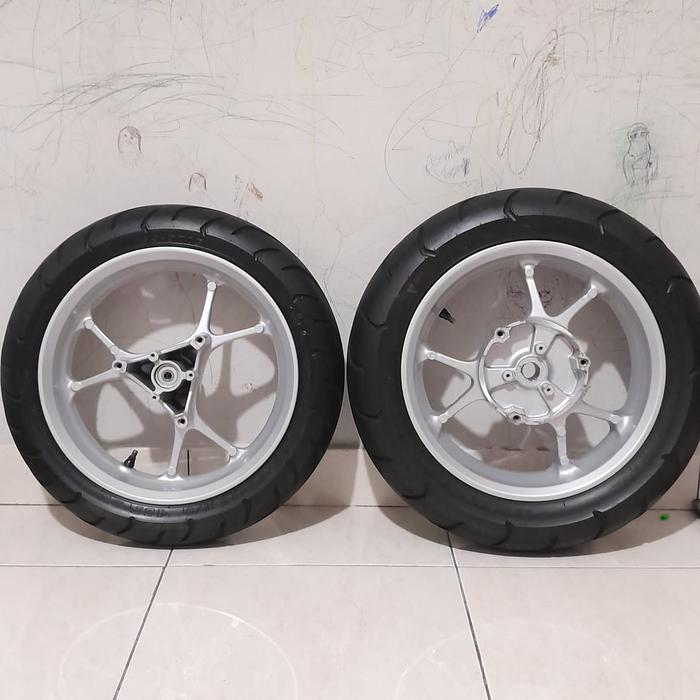 Ready. Velk pelek standar original yamaha Nmax new V2. Pelek repaint warna silver lembayung. Ban mas