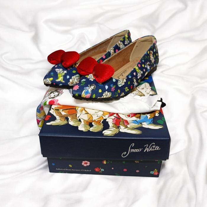 Slip on Ittaherl x Disney Snow White Vol 2 Round Slip On – Wanita Size 39
