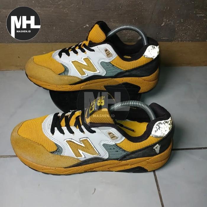 Sepatu New Balance 580 x Bruce Lee