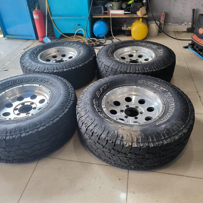 4 ban + 4 Velg bekas Compomotive 16x7.5 6H 139.7 et0 Ring 16 R16 dan Ban bekas Toyo AT 285 75 r16 bu