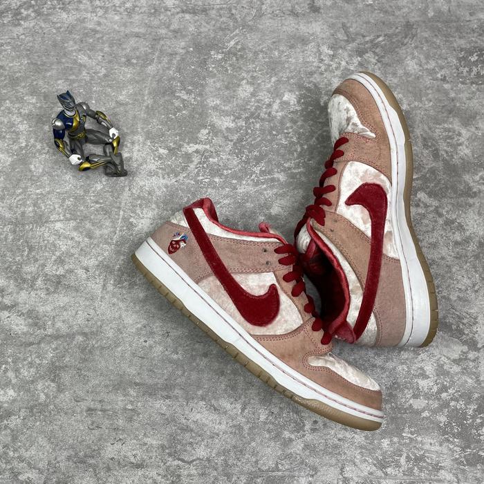 Nike SB Dunk Low Strangelove