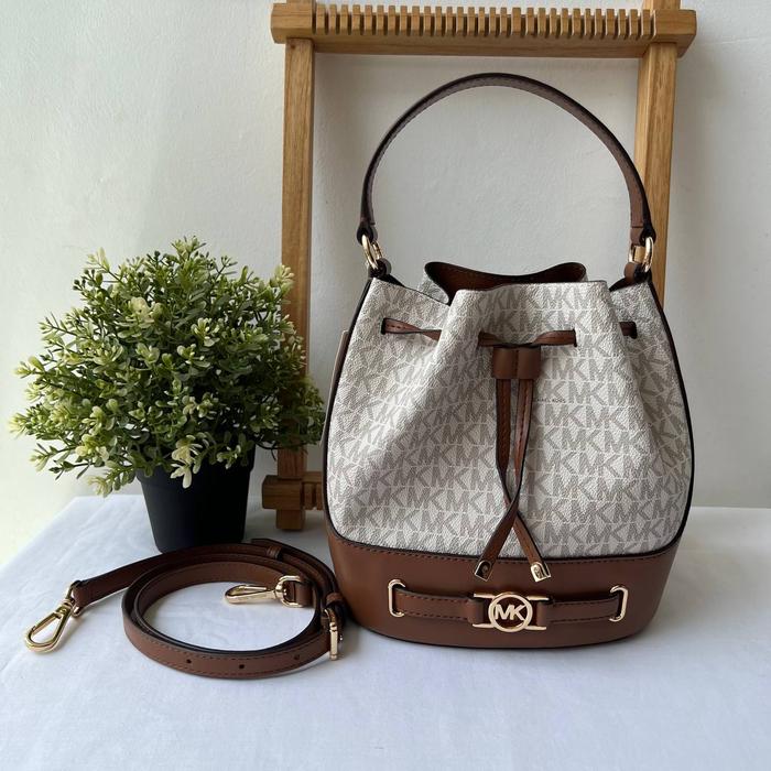 tas wanita mk reed medium bucket messenger vanilla mm