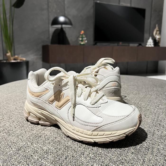 Sepatu/Sneakers Wanita New Balance 2002R Original - White Pink - Preloved/Bekas Fresh Condition