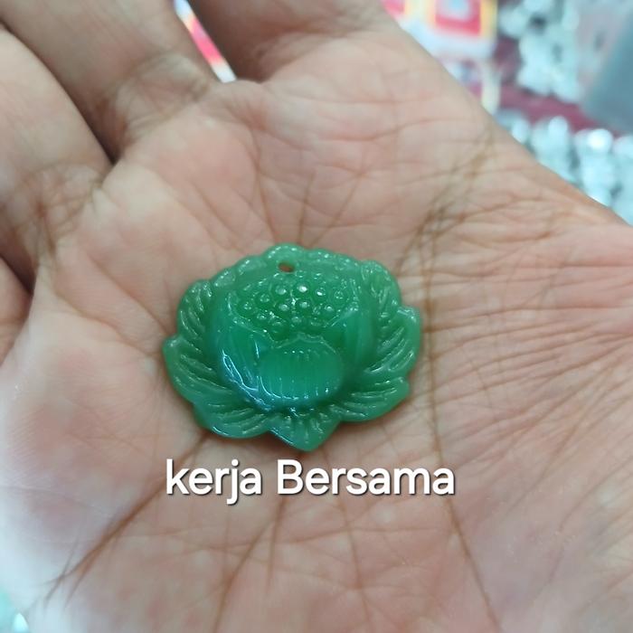liontin batu giok hijau bunga