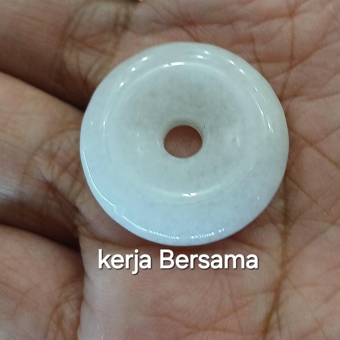 Liontin batu giok putih bulat