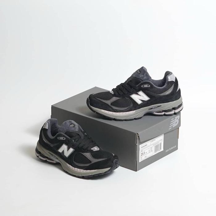 Sepatu Sneaker NB 2002R Black Dark Grey White