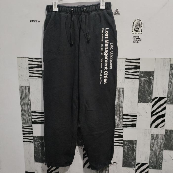 Celana jogger LMC (Lost Management City) Big Logo warna Charcoal Black