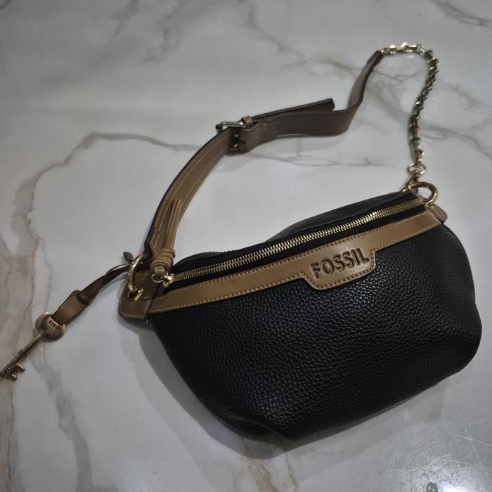 Tas / Waist Bag Wanita Hitam, Merk Fossil.   Masih Bagus & Bersih