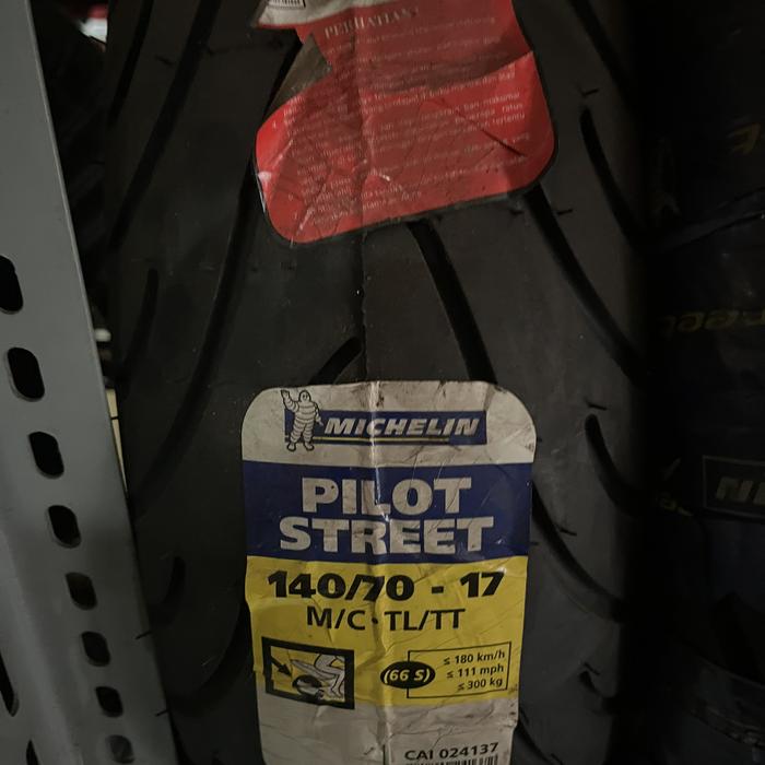 Ban michelin pilot street 140/70-17.