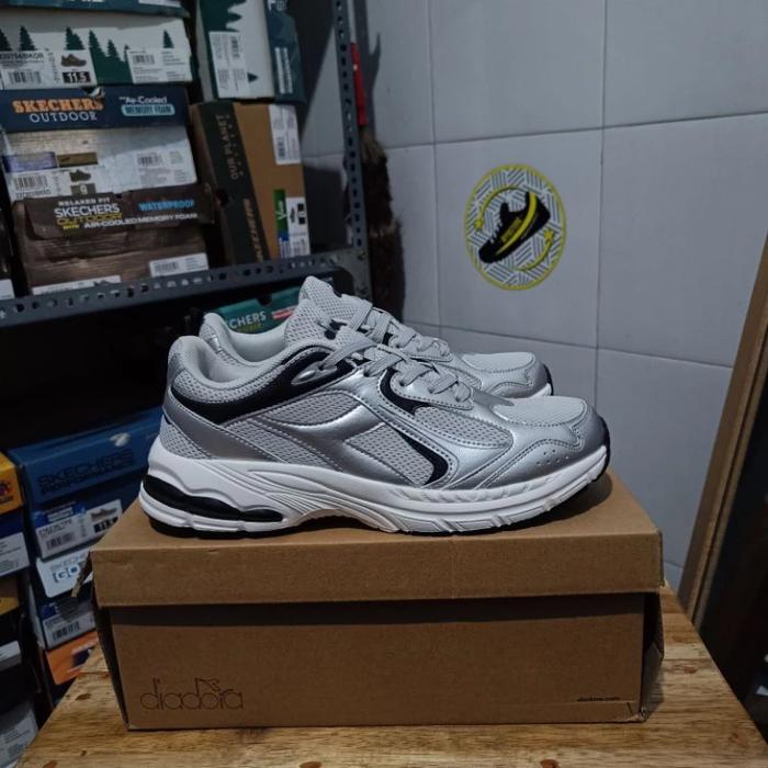 Sepatu Sneakers Diadora Karnisius Original BNIB