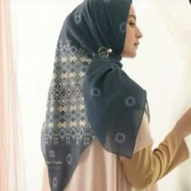 Hijab Segi Empat Social Scarf Shireen Sungkar