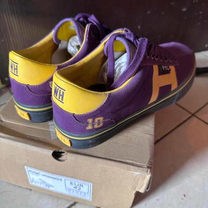 Wormhole x FYC size 42 BNIB (hanya sepatu + Box)