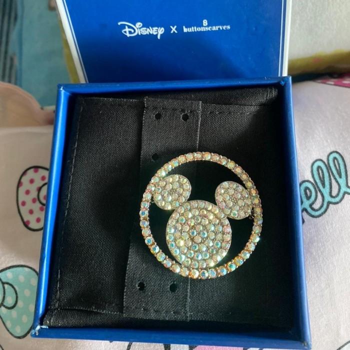 Silver-Disney x Buttonscarves Round Brooch