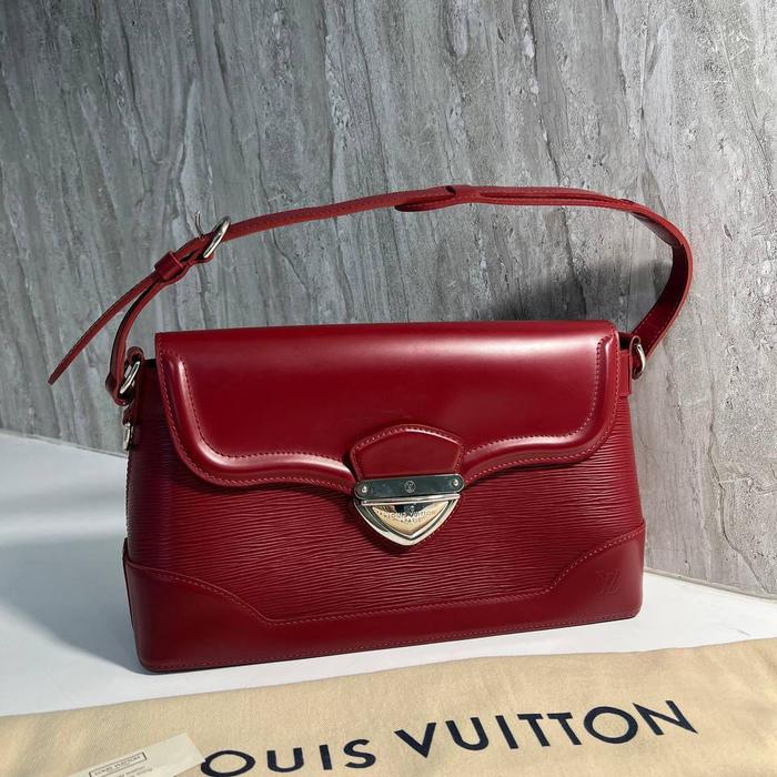 Very Good Condition! LV Bagatelle Shoulder Bag Epi Red 32cm SHW year 2009 comes with dust bag @6,99j