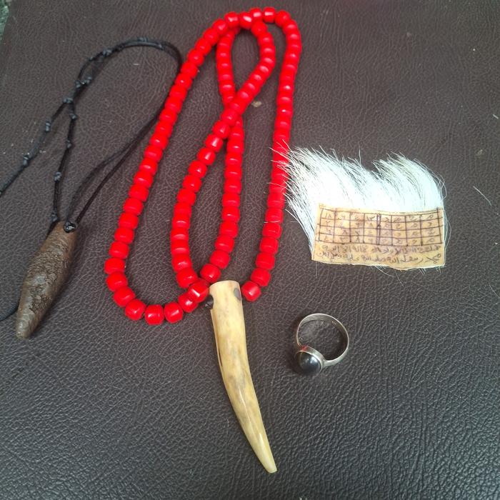 Kalung Cemeti Ali PRT JPR H9 tanduk pupul+manik"dari marjan dan cincin braja bastam 11 crat emban pe