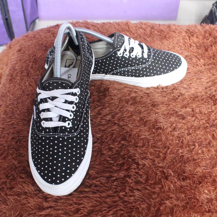 Sepatu ket unik " Vans" Upper kanvas polkadot tapak karet, size 40 insole 250
