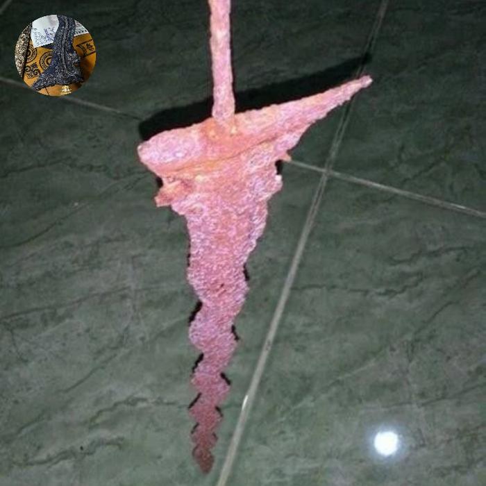keris berdiri Tanpa warangka