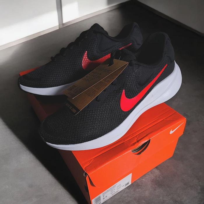 Nike Revolution 7 Black Red Resmi Original/Authentic 100%