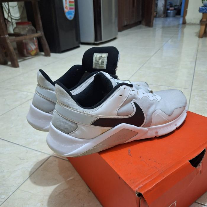 Nike Legend Essential 2 pure platinum / black white